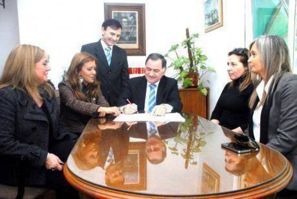 Julio Pereyra firm� las escrituras del predio donde se desarrollaron los carnavales de Florencio Varela