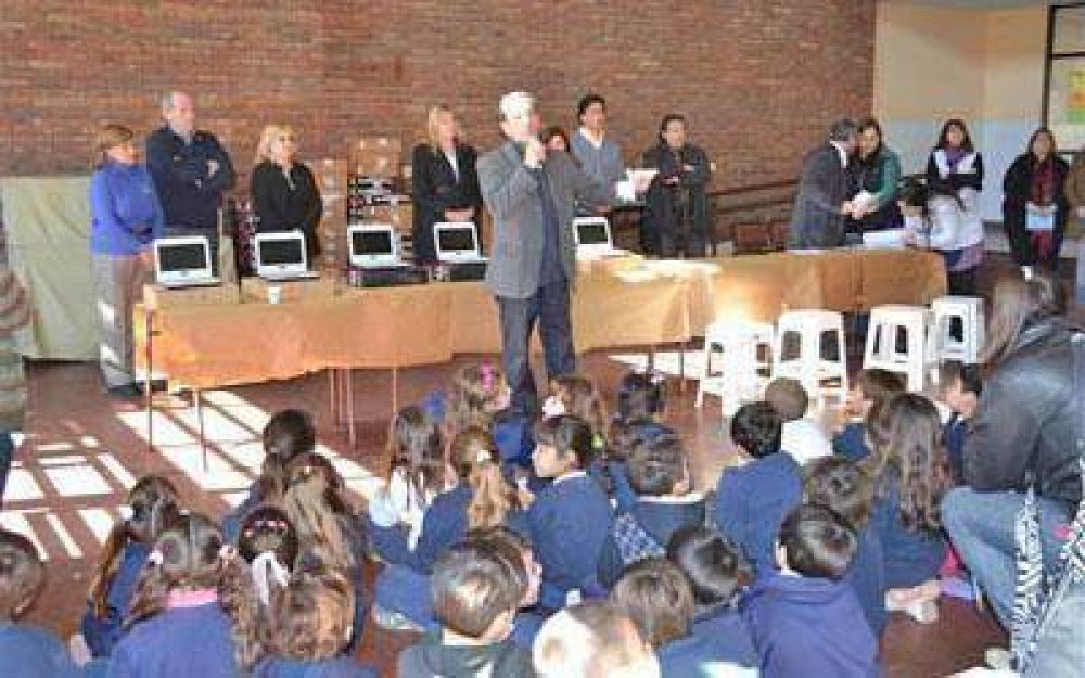 Clickear: contin�a la entrega de netbooks a alumnos del nivel primario