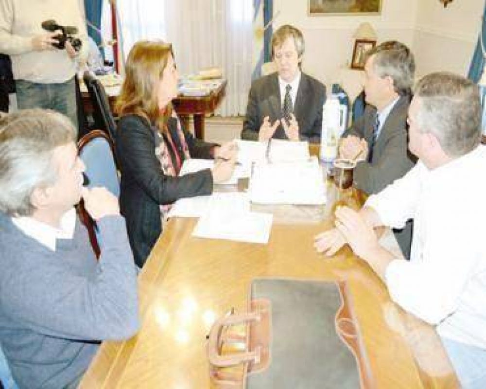 El ministro Ad�n Bahl recibi� al senador Bonato e intendentes
