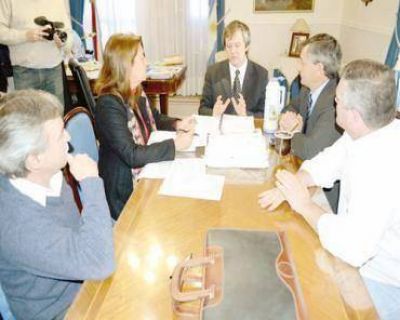 El ministro Ad�n Bahl recibi� al senador Bonato e intendentes