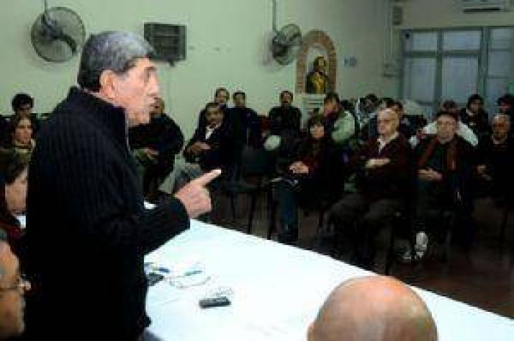 Los radicales se re�nen con el objetivo de rearmar al partido