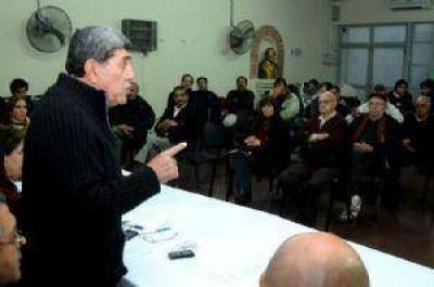 Los radicales se re�nen con el objetivo de rearmar al partido