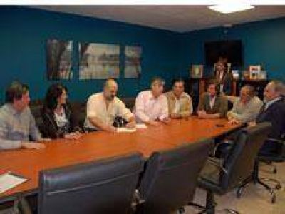 Peralta firm� convenios con Educaci�n y Tren Patag�nico