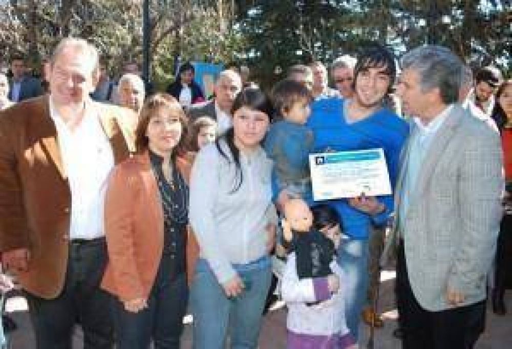 El gobernador Claudio Poggi encabezar� este viernes las adjudicaciones de tres viviendas en La Toma