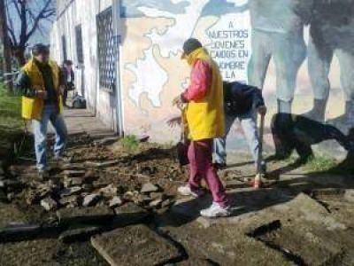 El Municipio Contin�a Construyendo Veredas En Los Barrios