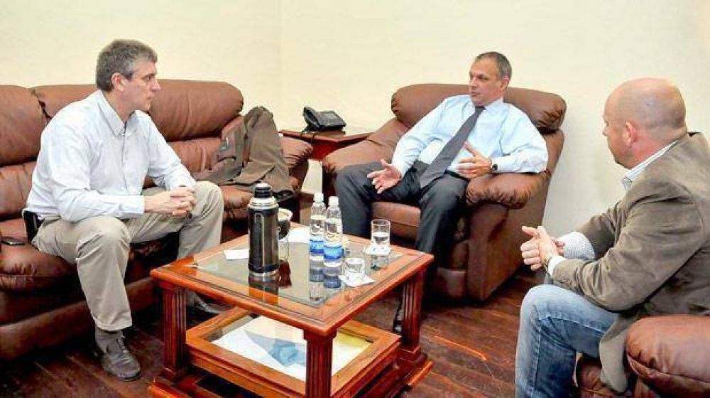Buzzi media entre Eliceche y Sastre