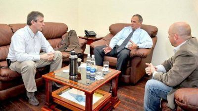 Buzzi media entre Eliceche y Sastre