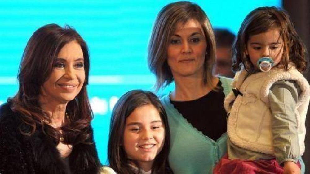 Procrear: Cristina entreg� a dos familias tucumanas los certificados de sus casas