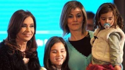 Procrear: Cristina entreg� a dos familias tucumanas los certificados de sus casas