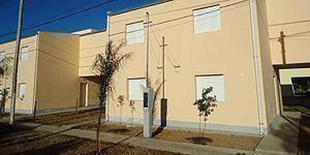  Entregan viviendas y un Polideportivo