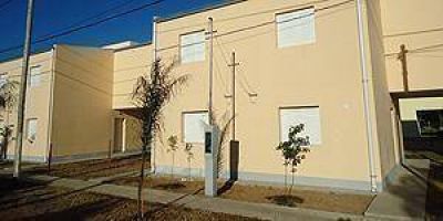  Entregan viviendas y un Polideportivo
