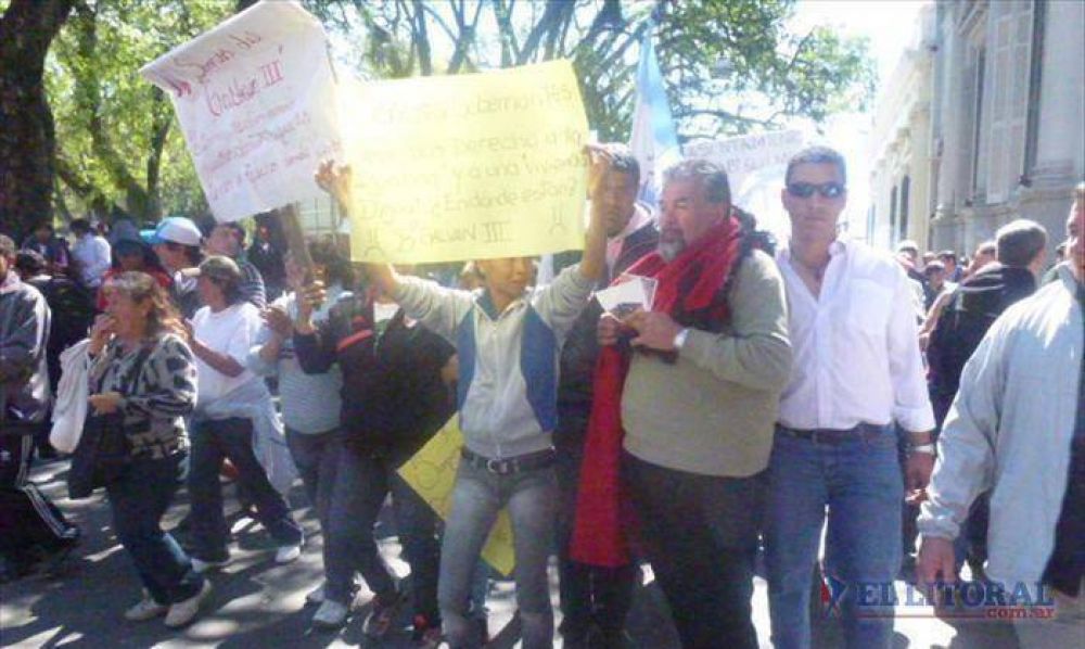 Okupas peregrinaron 10 kil�metros en reclamo por viviendas y asistencia