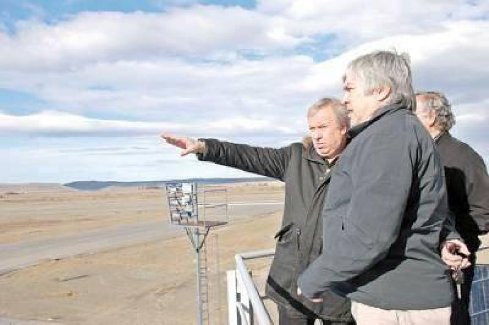 Peralta y L�zaro B�ez visitaron la obra del aeropuerto