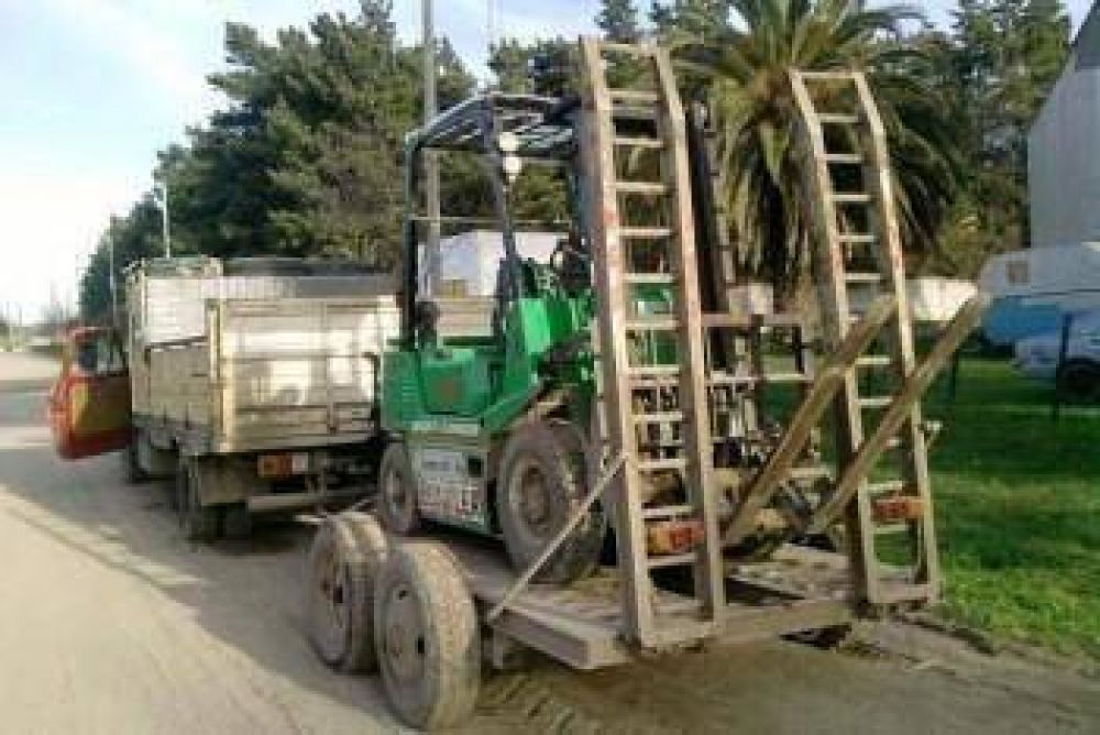 Quequ�n: Sustrajeron un cami�n completo con un carro y un autoelevador