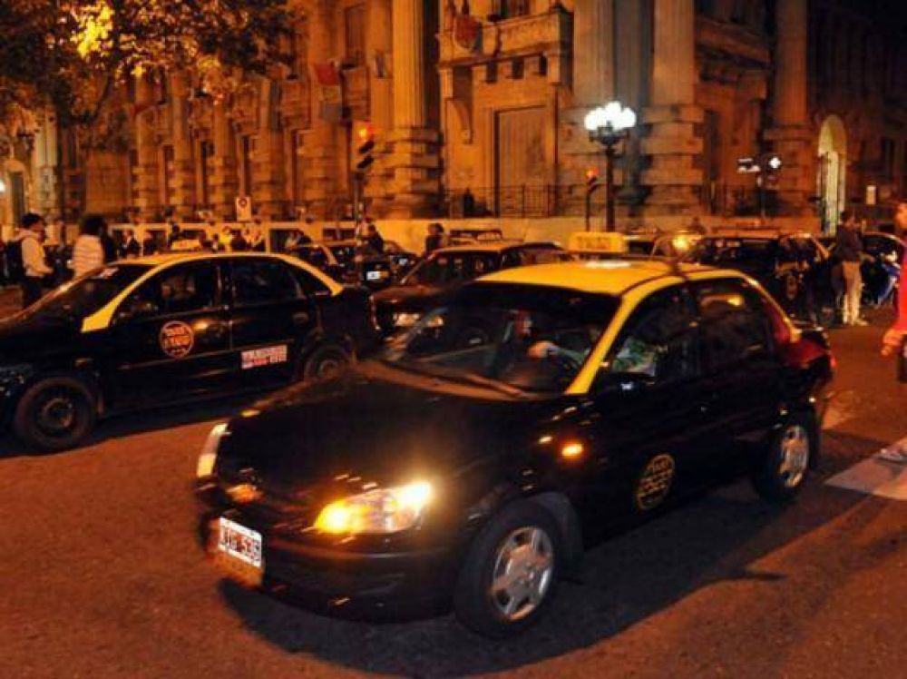 Los taxistas marchan al Concejo y lanzan paros nocturnos de tres d�as
