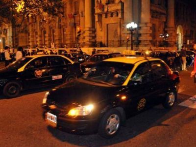 Los taxistas marchan al Concejo y lanzan paros nocturnos de tres d�as