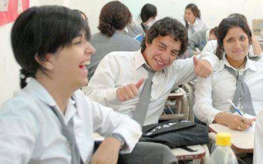 Alumnos de EGB 3, Polimodal y del nuevo secundario volvieron a las aulas.