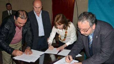 Paran�: firman otro convenio para no vender nafta a motociclistas sin casco