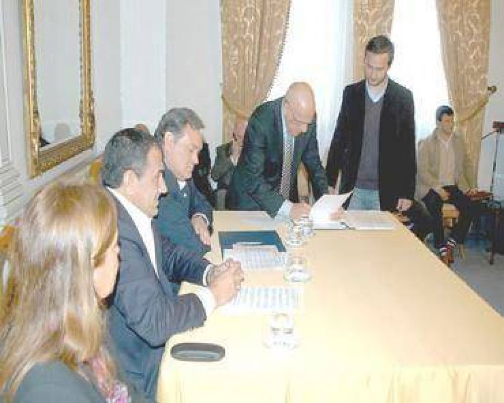 Se firmaron contratos por 87 millones para obras p�blicas
