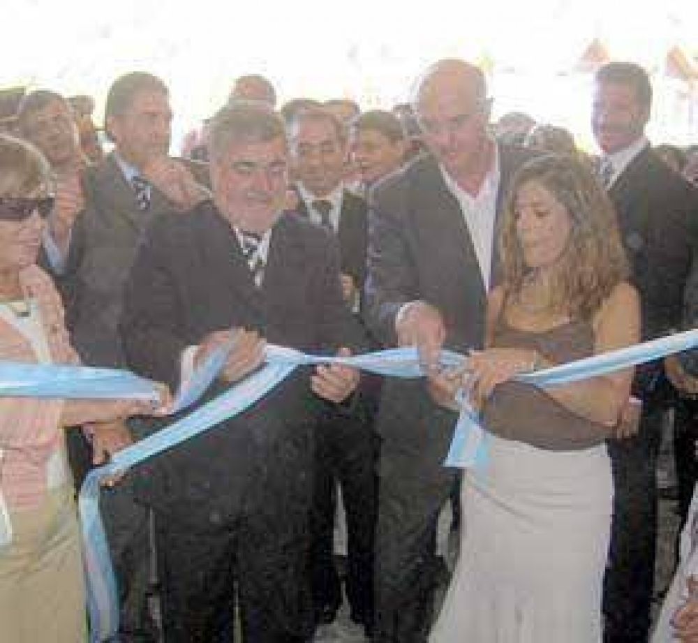 Millonarias obras escolares fueron inauguradas por Das Neves.