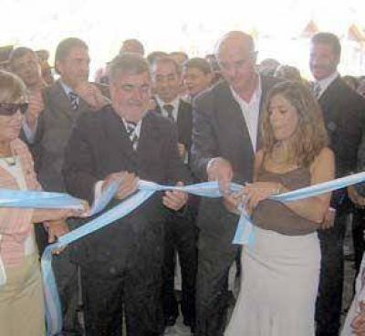 Millonarias obras escolares fueron inauguradas por Das Neves.