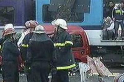 Un tren de la l�nea Sarmiento arroll� a una camioneta en Floresta