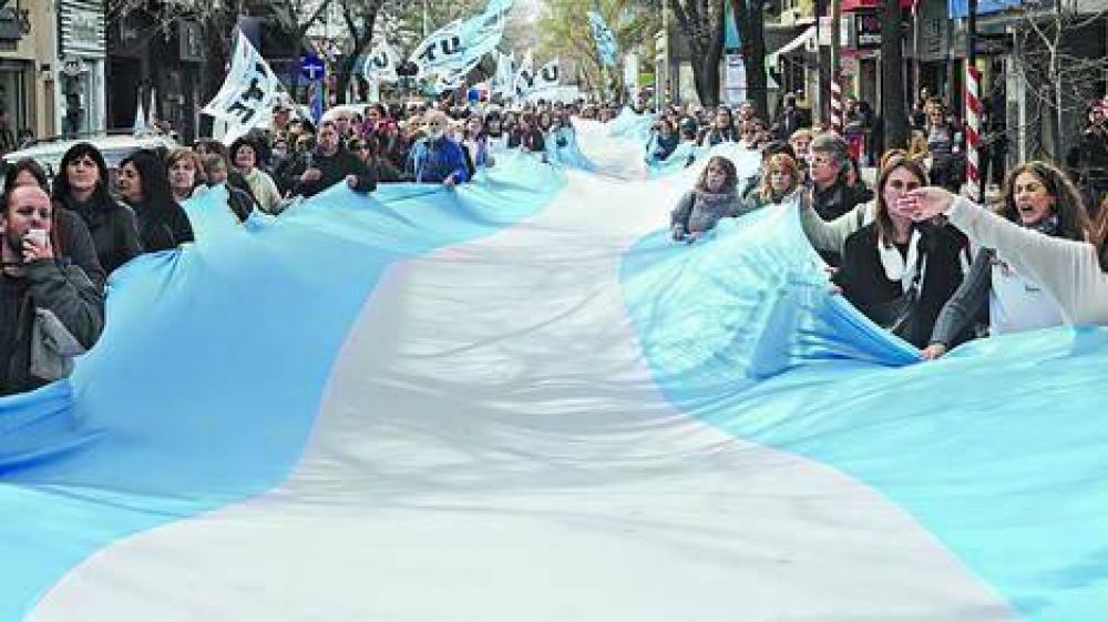 Paro y pol�mica en la Ciudad por el relevo de seis docentes