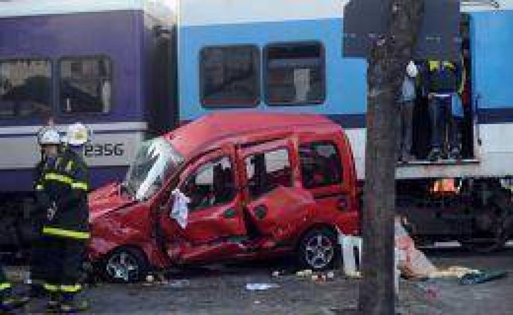 Un tren del Sarmiento embisti� camioneta: un herido y servicio reducido