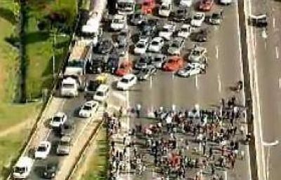 Gendarmer�a desaloj� piquete en Panamericana