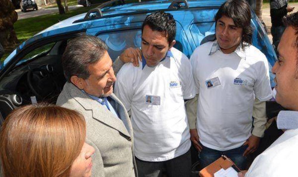 El gobernador Beder Herrera entreg� camioneta para el programa �Nuestro Ni�os�