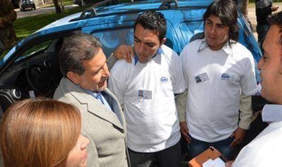 El gobernador Beder Herrera entreg� camioneta para el programa �Nuestro Ni�os�