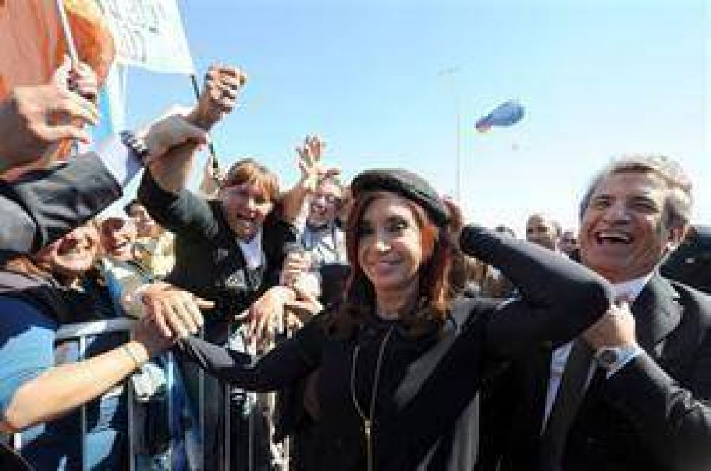 Cristina apoy� la militancia escolar de La C�mpora y critic� el 0800 de Macri
