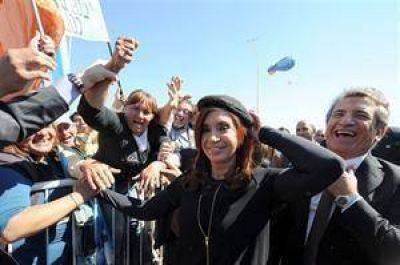 Cristina apoy� la militancia escolar de La C�mpora y critic� el 0800 de Macri