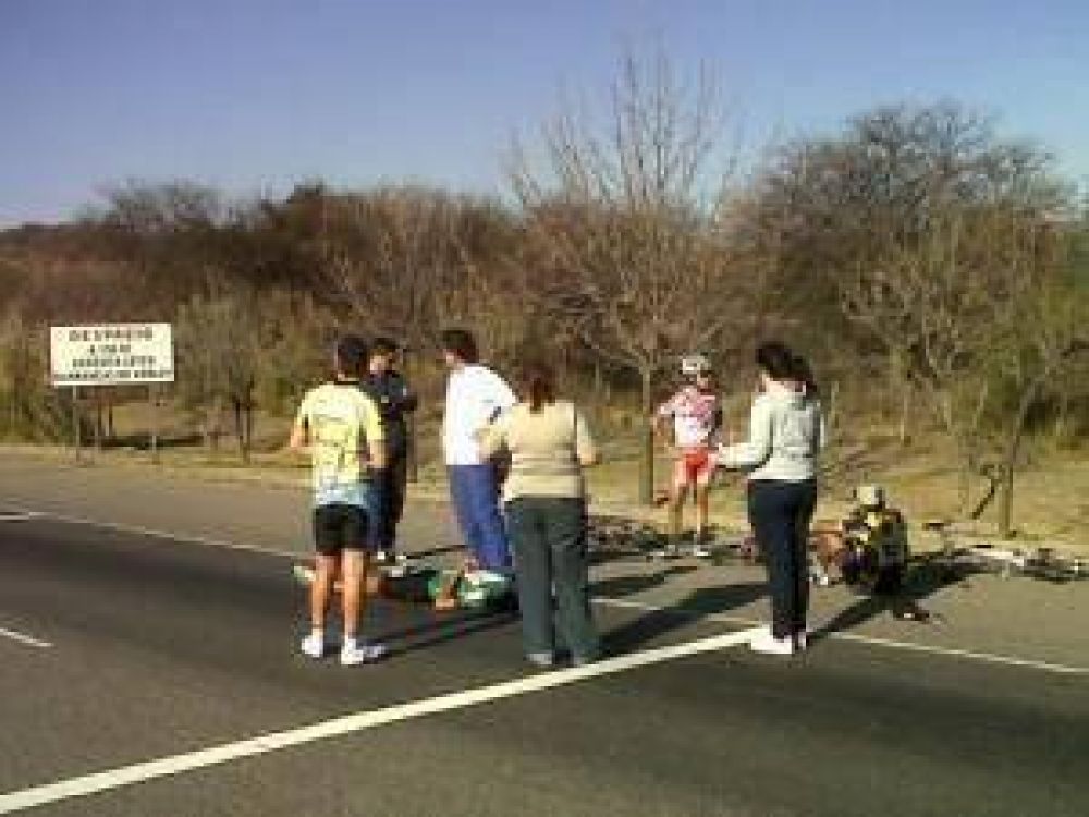 Tres ciclistas chocaron en la Autopista de los Puquios