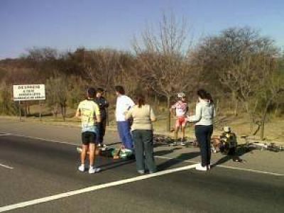 Tres ciclistas chocaron en la Autopista de los Puquios