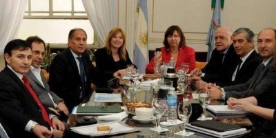Silvina Batakis y Cristina �lvarez Rodr�guez con miembros de la FAM