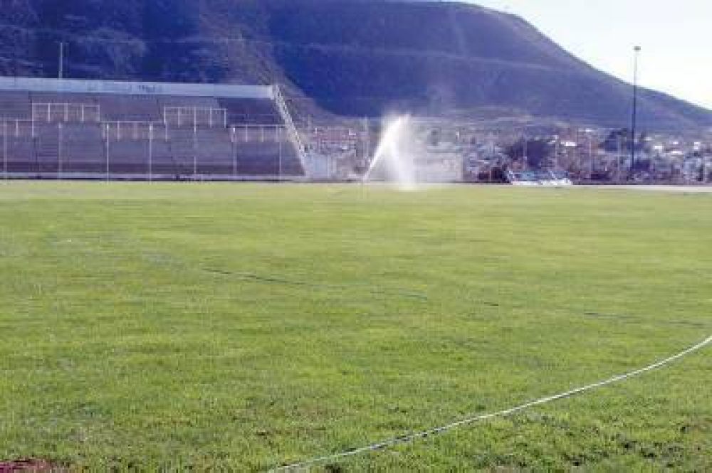 Intensifican trabajos en el Estadio Comodoro