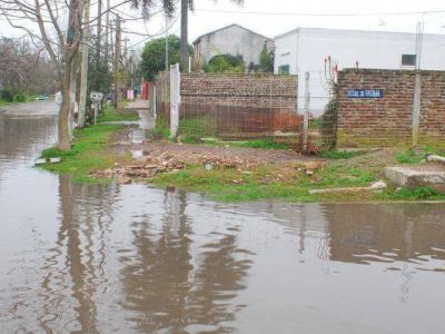 Los vecinos de Villa Alcira viven en medio de las aguas