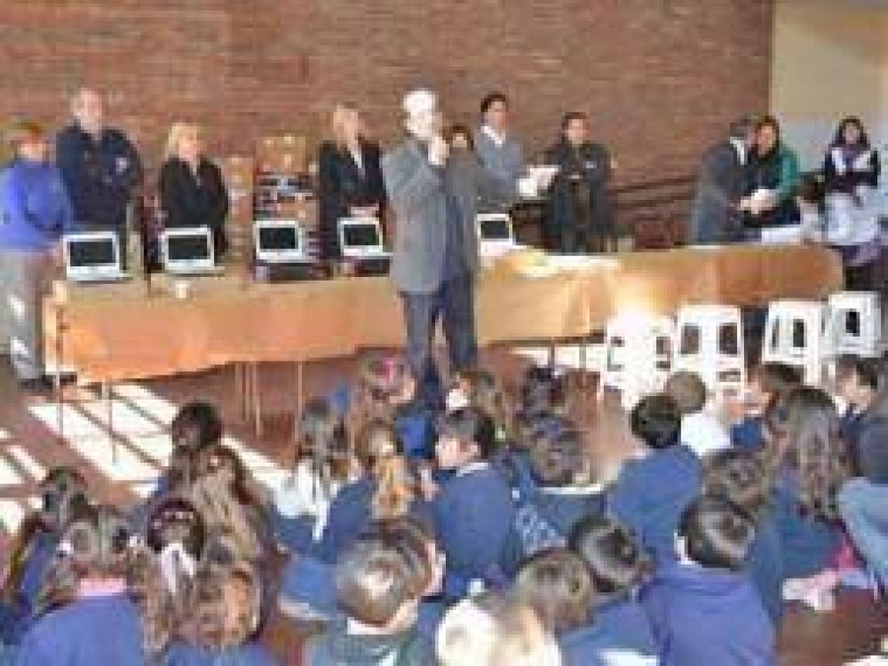 Pergamino: Intendente Guti�rrez particip� de entrega de netbooks