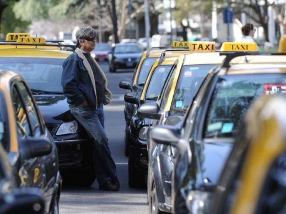 El municipio intentar� hoy levantar el paro nocturno de los taxistas