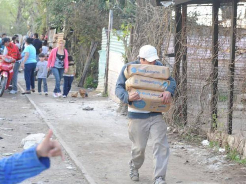 Vecinos se alzaron con la carga de az�car de un tren