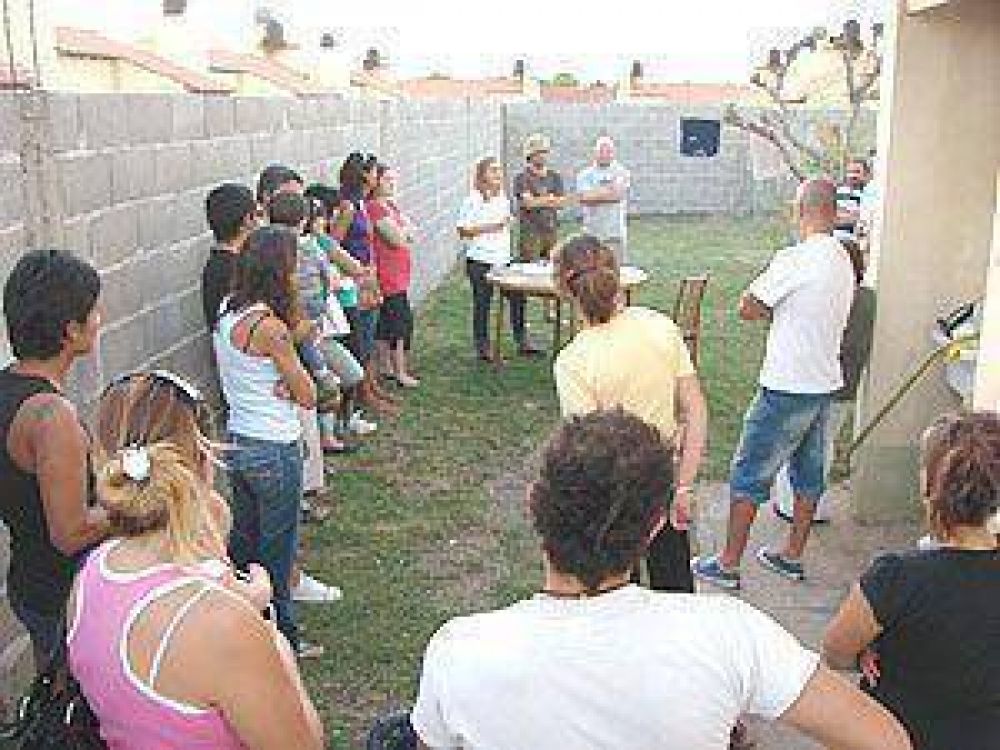 Unos 25 vecinos crearon la junta vecinal `Barrio Uocra II�: muchas expectativas, pero el ojo puesto en defectos de construcci�n 