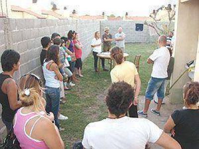 Unos 25 vecinos crearon la junta vecinal `Barrio Uocra II�: muchas expectativas, pero el ojo puesto en defectos de construcci�n 