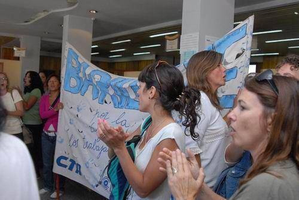 Docentes ocuparon Rentas y seguir�n con las protestas.