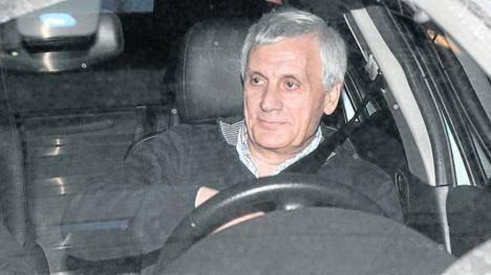 Las dudas de Cal�: entre el hip�dromo, el miedo a Cristina y la interna de la UOM