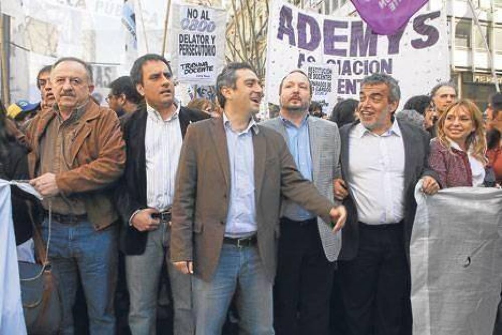 La c�pula de La C�mpora y diputados K lideraron el paro docente contra Macri