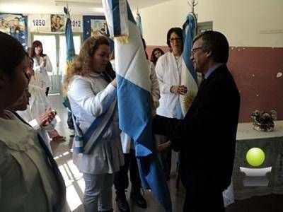 PARA LA ESCUELA 35 Y LA SECUNDARIA 9, EL SENADOR COSTA DON� DOS BANDERAS DE CEREMONIAS