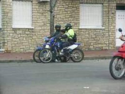 Renunci� la agente de tr�nsito fotografiada en infracci�n