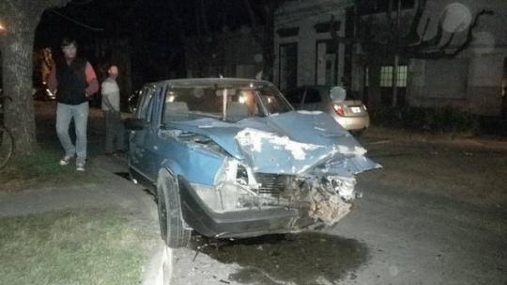 Dos autos que corr�an picadas chocaron con camioneta donde viajaban una mujer y tres nenas