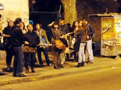 Desvalijaron a 15 estudiantes que esperaban el colectivo en La Siberia